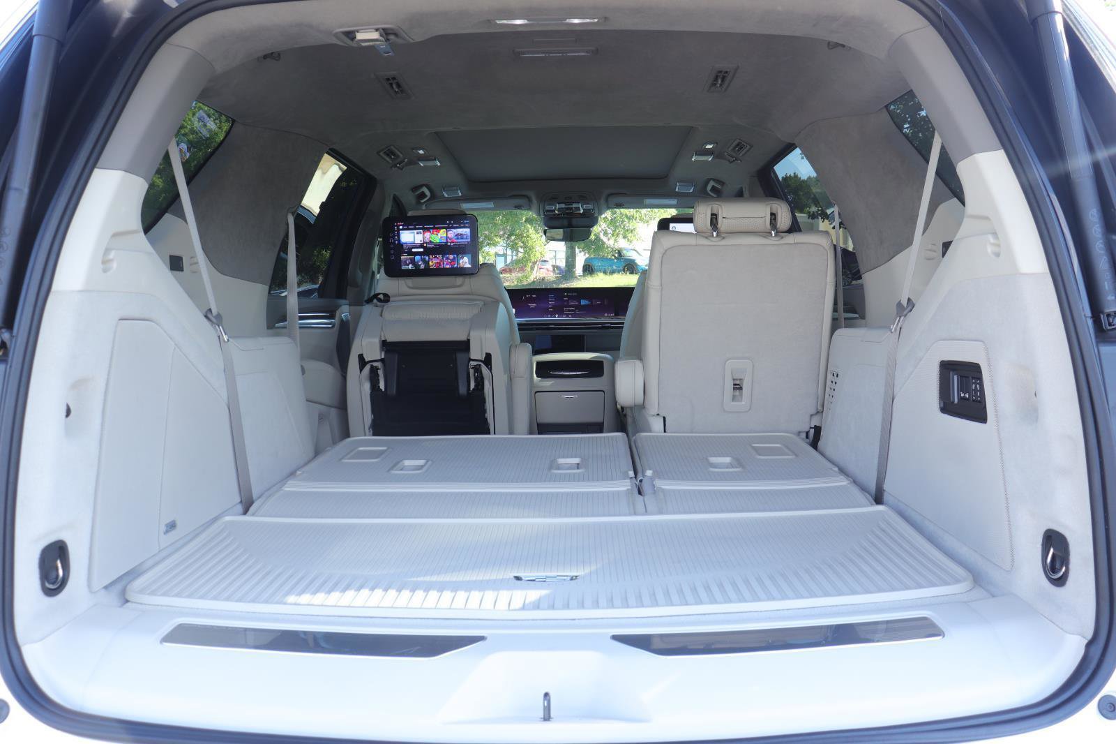 Used 2025 Cadillac Escalade Sport Platinum w/ LPO, Floor Liner Package AWD/4WD image 18
