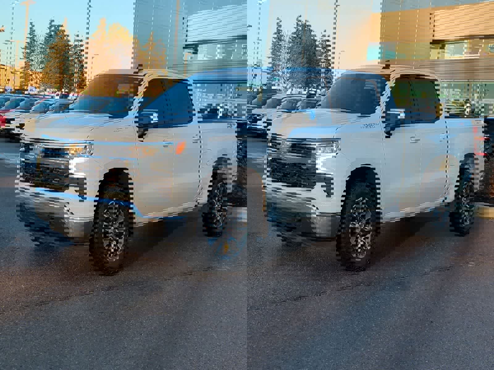 Used 2022 Chevrolet Silverado 1500 LT image 4