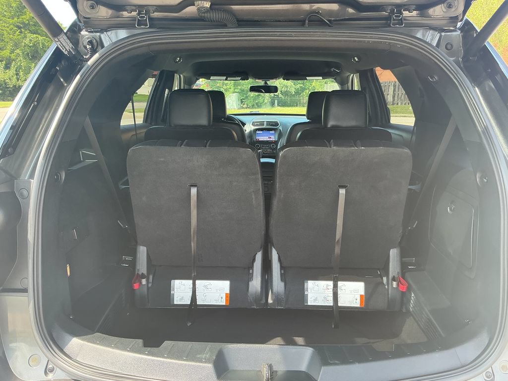 Used 2019 Ford Explorer XLT w/ Equipment Group 202A AWD/4WD image 5