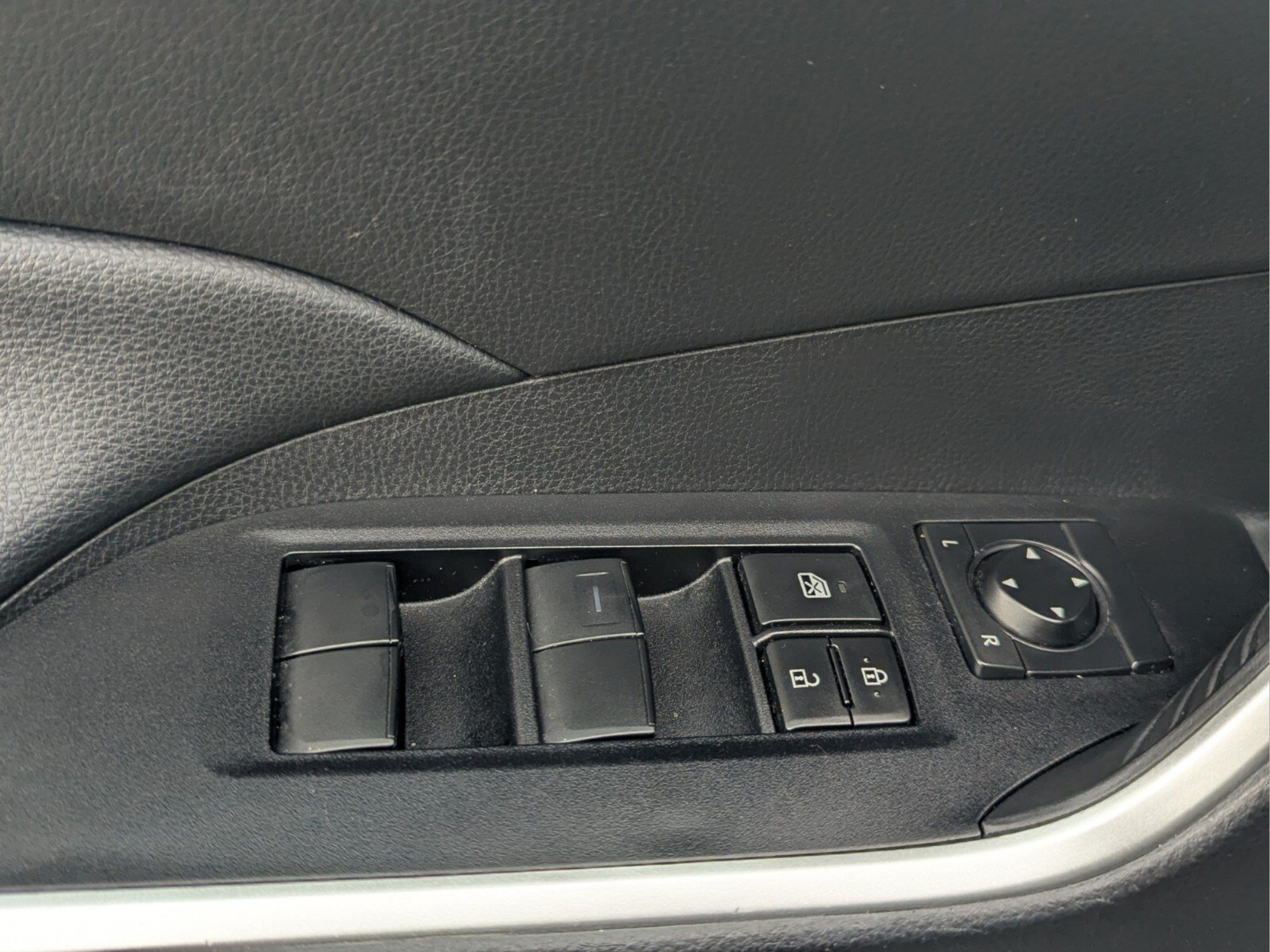 Used 2021 Toyota RAV4 LE FWD image 15
