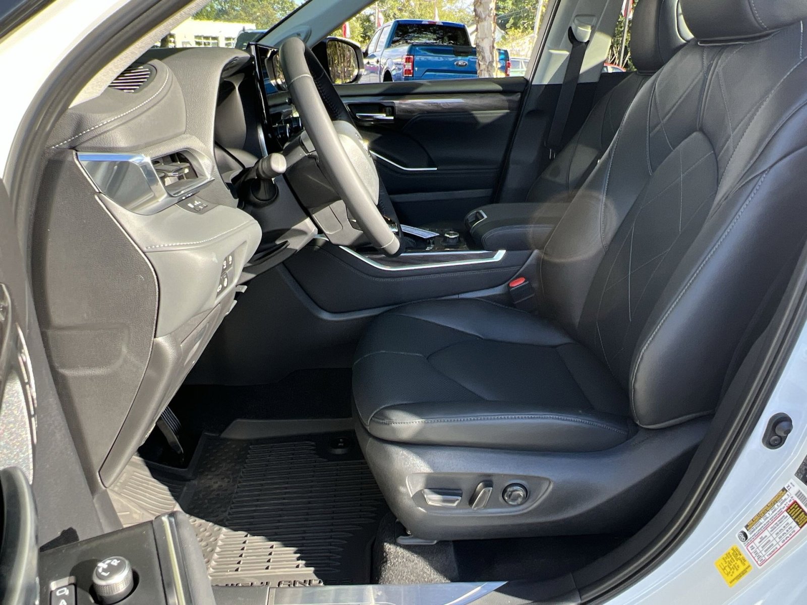 New 2025 Toyota Highlander Platinum image 7