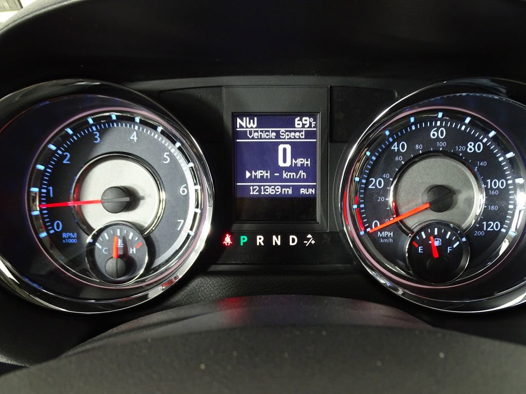 Used 2014 Chrysler Town & Country Touring image 27