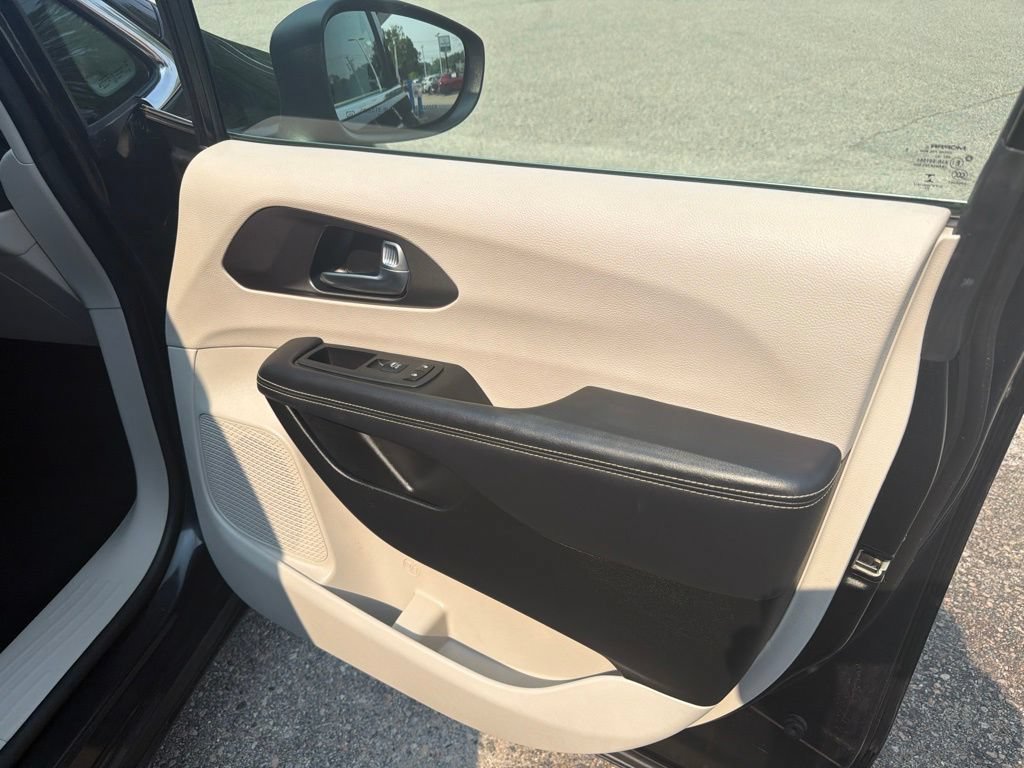 Used 2023 Chrysler Pacifica Touring-L FWD image 26