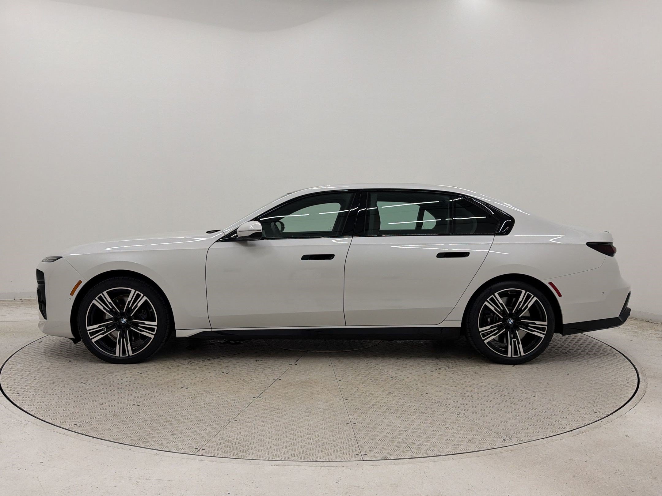 Certified 2025 BMW 760i xDrive AWD/4WD image 2