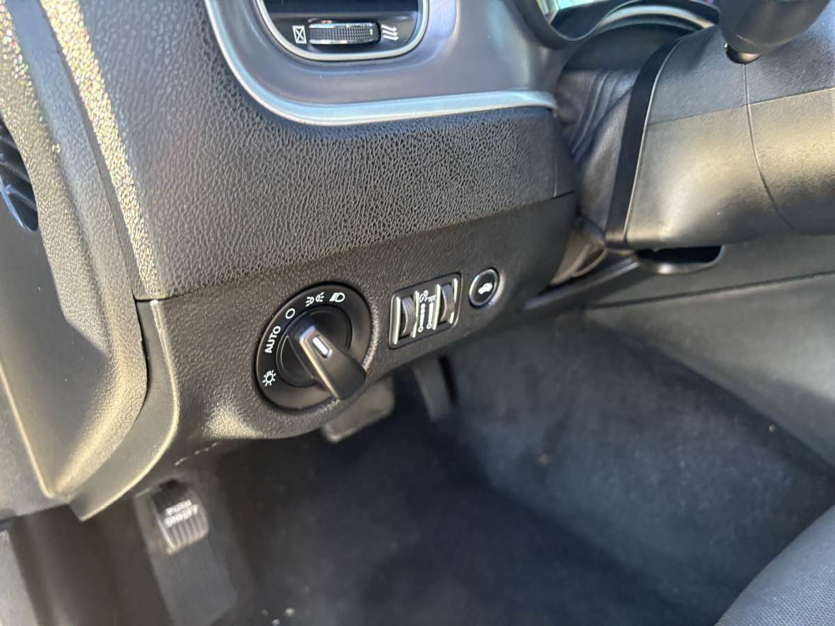 Used 2019 Dodge Charger SXT image 16