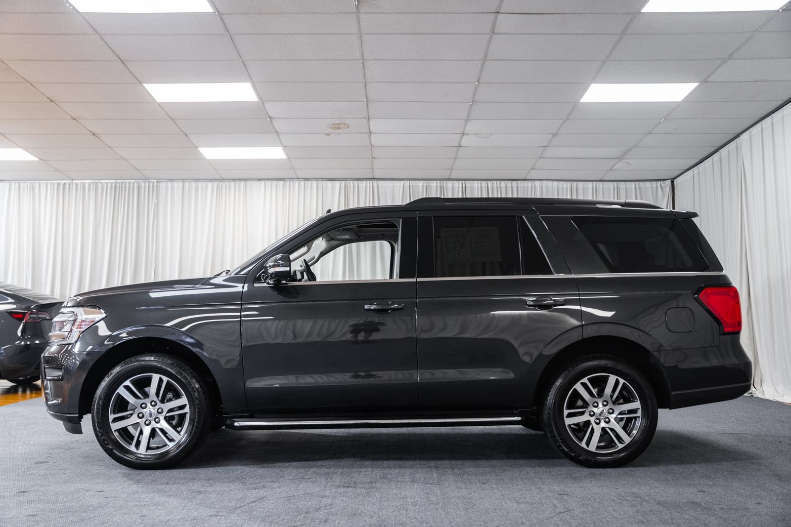 Used 2023 Ford Expedition XLT AWD/4WD image 5