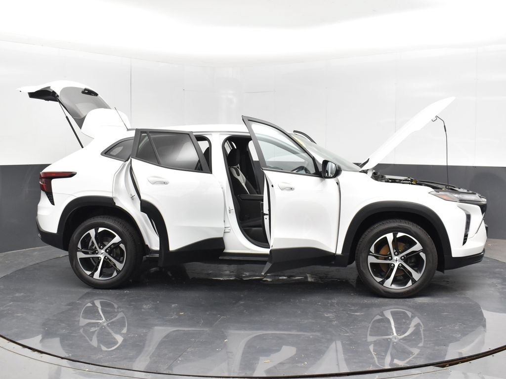 Used 2024 Chevrolet Trax RS FWD image 36