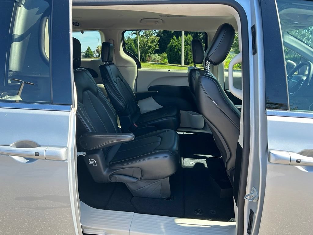 Used 2023 Chrysler Pacifica Touring-L FWD image 42