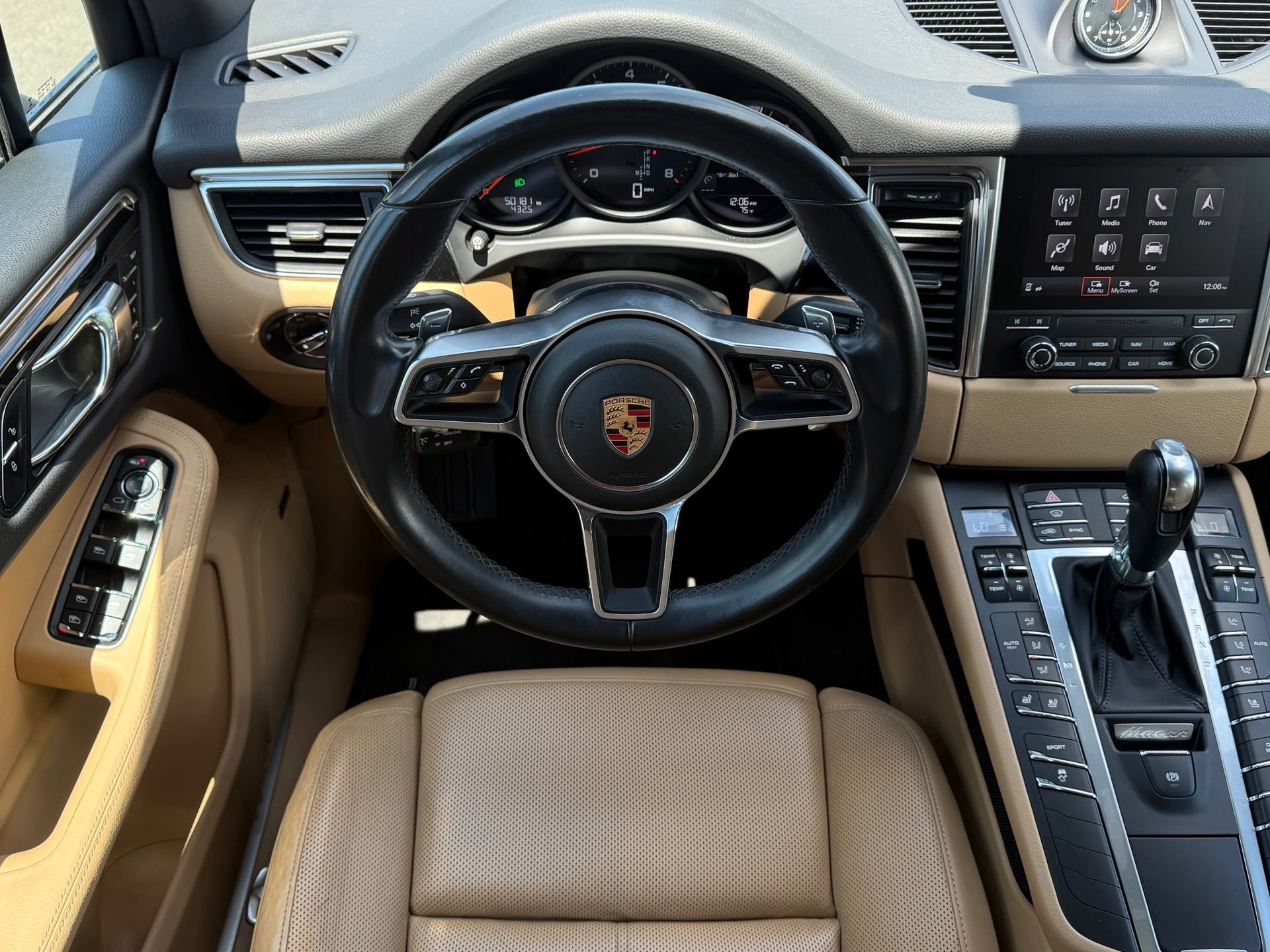 Certified 2017 Porsche Macan AWD/4WD image 14