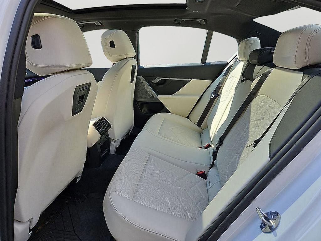 Used 2024 BMW i5 eDrive40i w/ Premium Package image 9