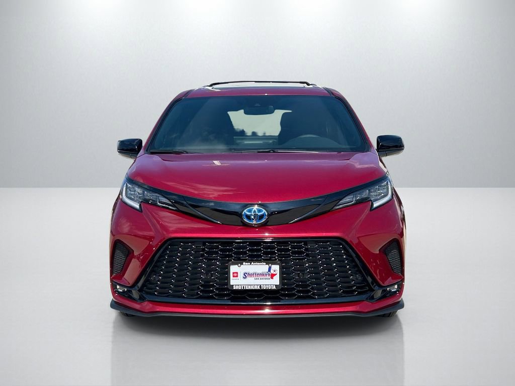 Certified 2025 Toyota Sienna XSE w/ XSE Plus Package FWD image 2