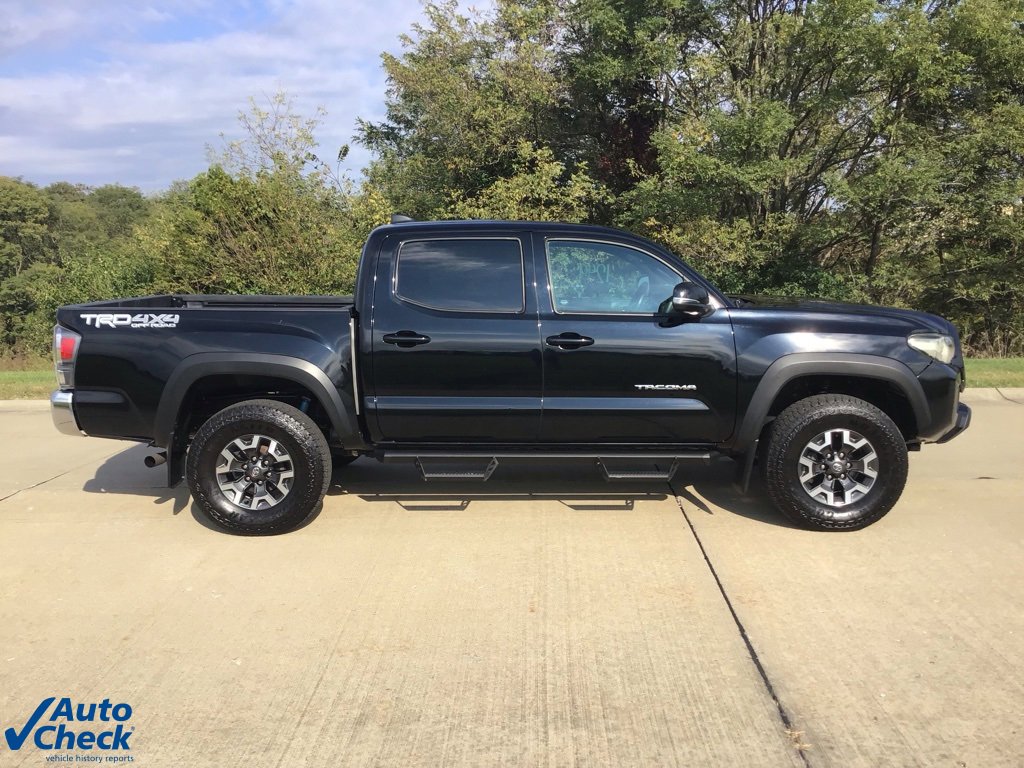 Used 2022 Toyota Tacoma TRD Off-Road image 2