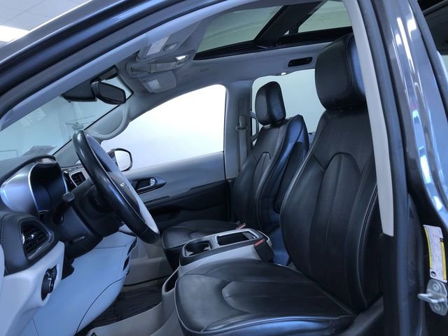 Used 2018 Chrysler Pacifica Limited w/ Tire & Wheel Group FWD image 19
