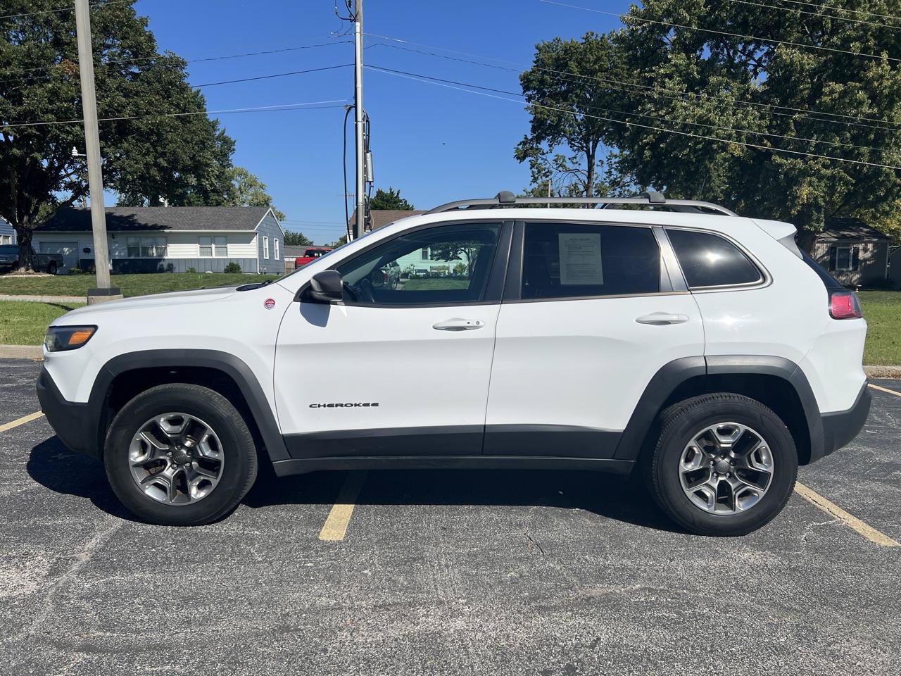Used 2019 Jeep Cherokee Trailhawk AWD/4WD image 2