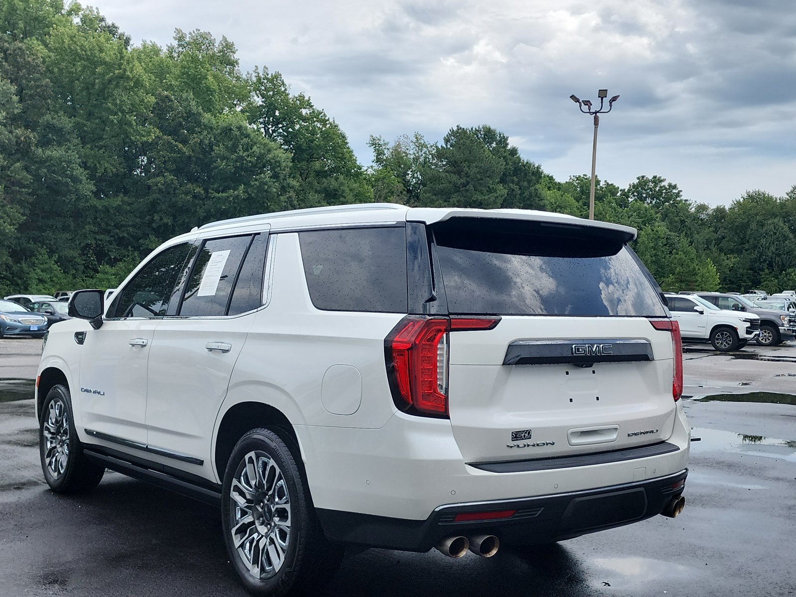 Used 2023 GMC Yukon Denali Ultimate AWD/4WD image 3