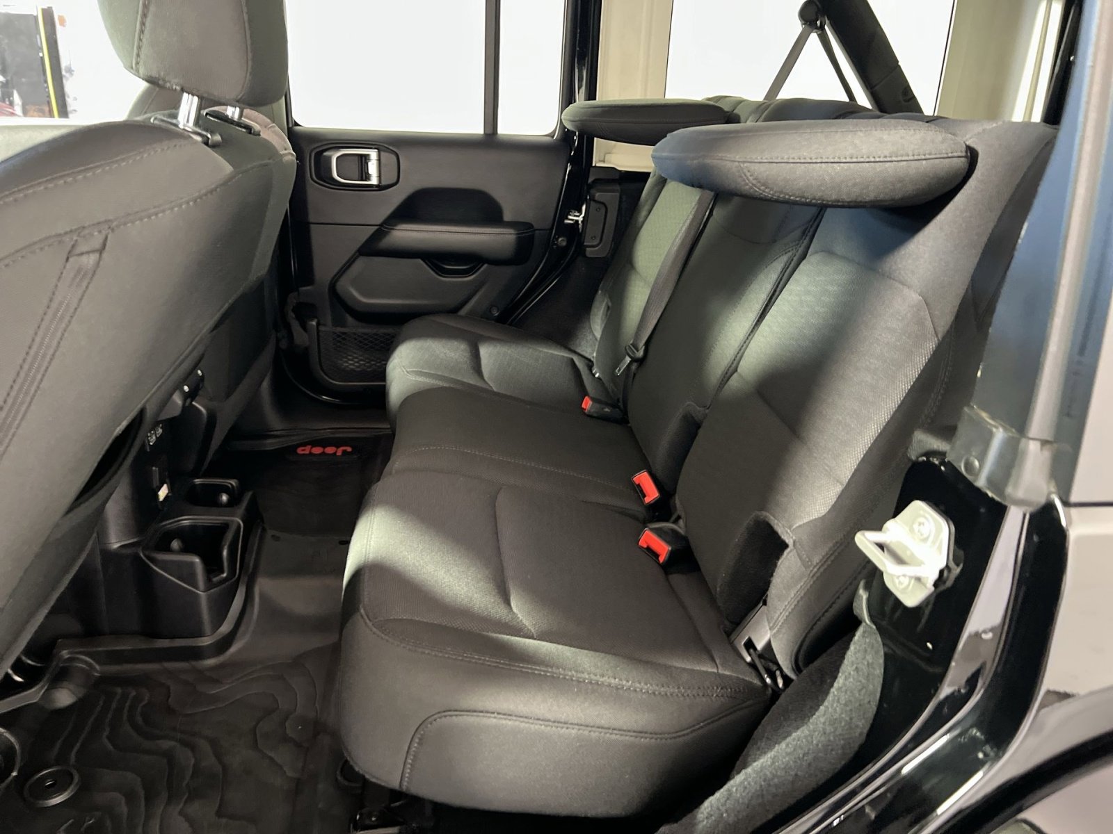 Used 2019 Jeep Wrangler Unlimited Sahara image 25
