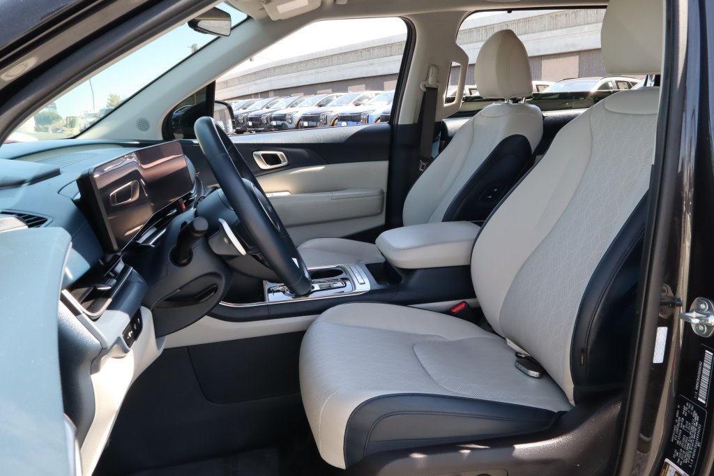 Used 2025 Kia Carnival EX FWD image 19