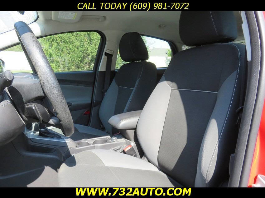 Used 2014 Ford Focus SE FWD image 17