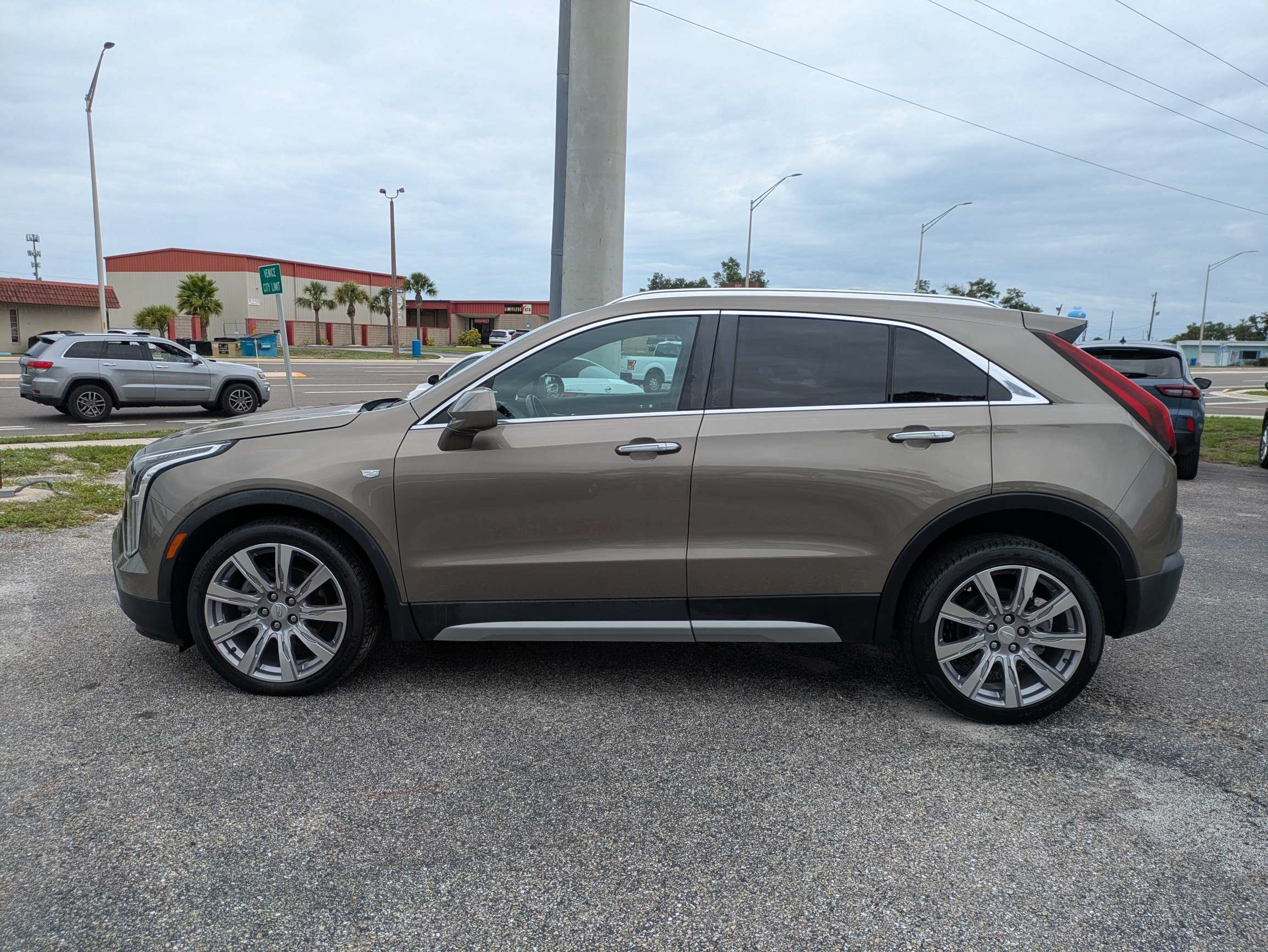 Used 2020 Cadillac XT4 Premium Luxury w/ Driver Assist Package FWD image 7