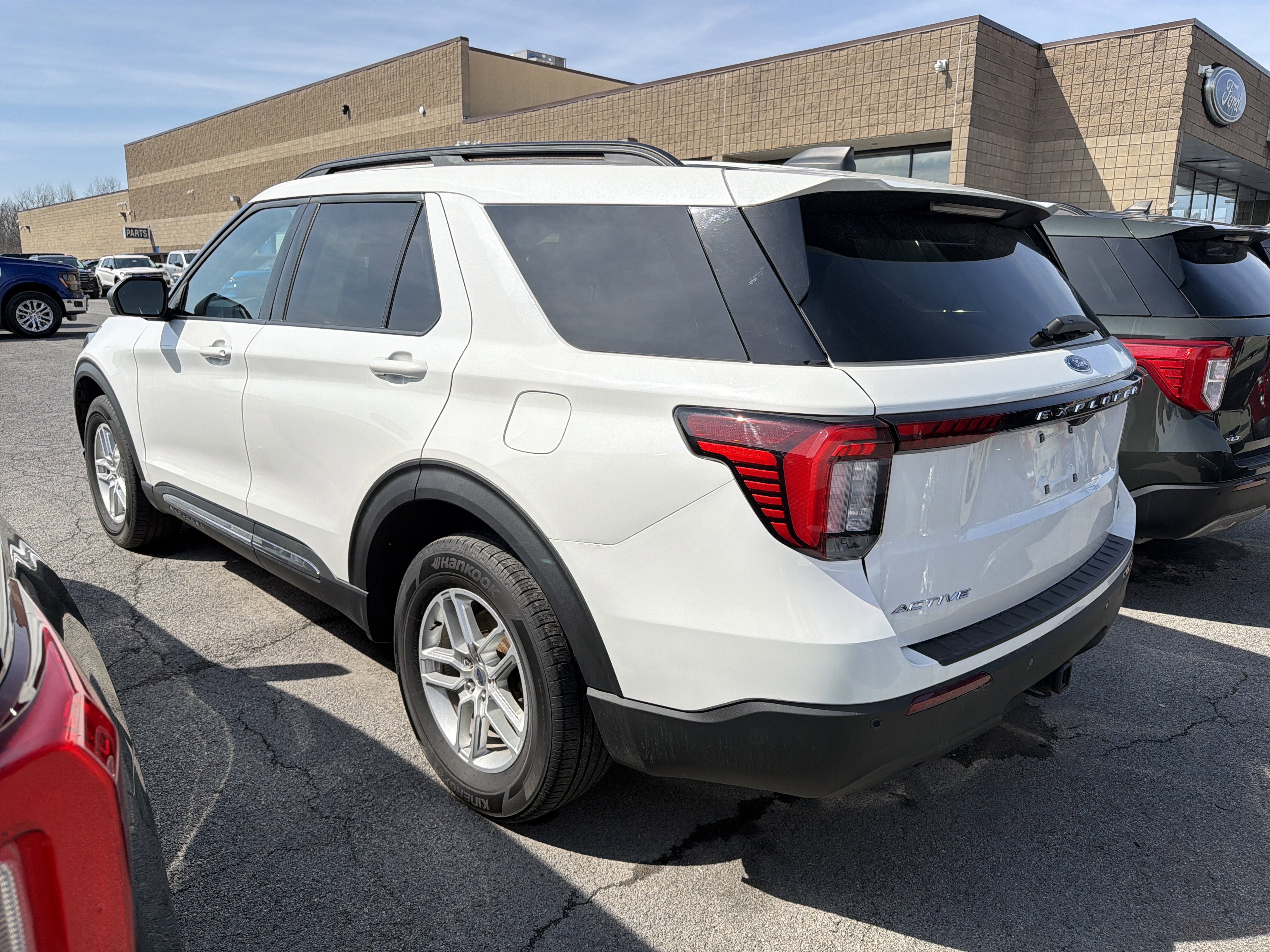 Used 2025 Ford Explorer Active AWD/4WD image 5