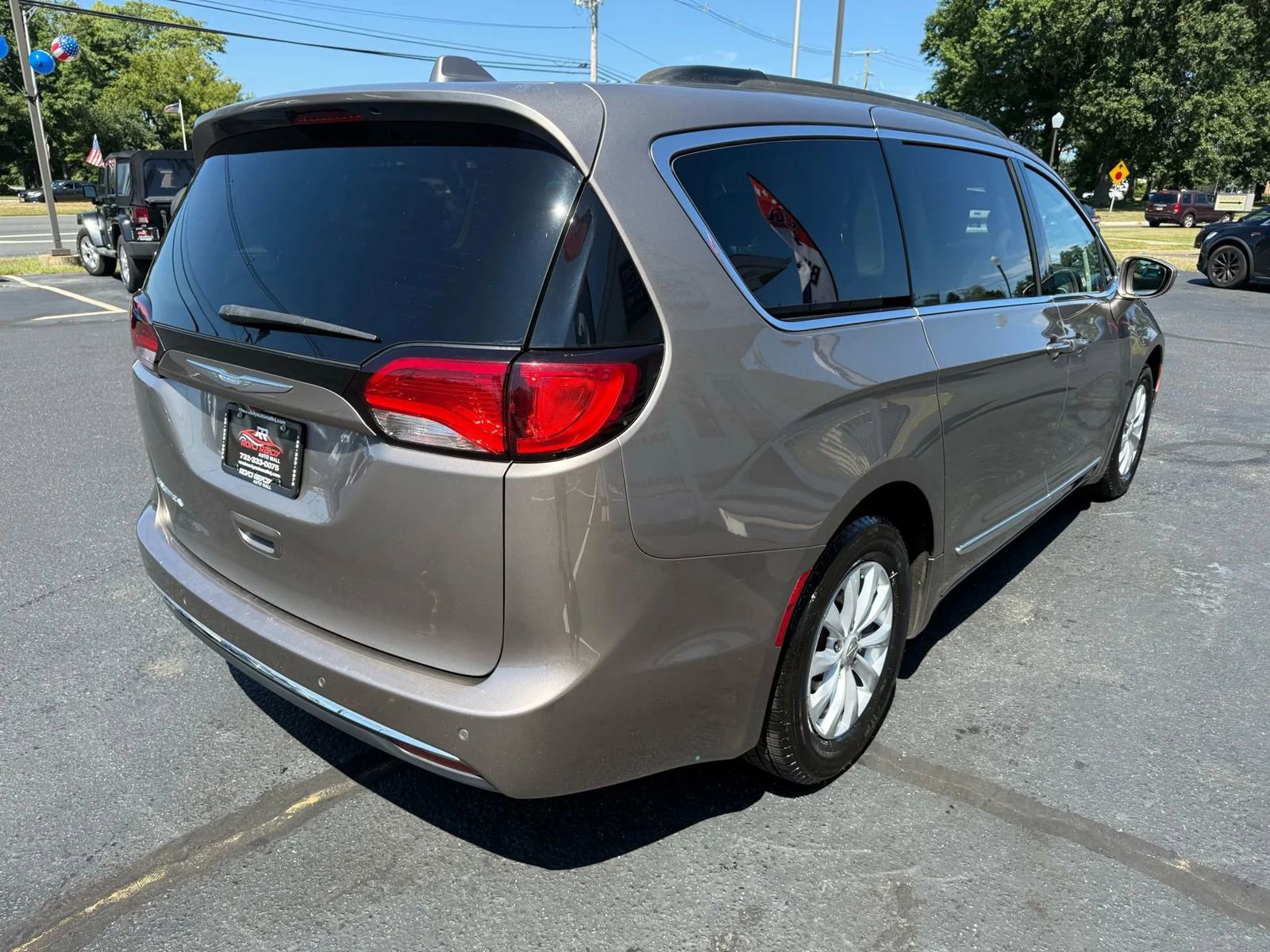 Used 2017 Chrysler Pacifica Touring-L image 7