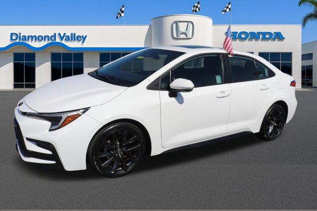 Used 2024 Toyota Corolla SE w/ SE Premium Package image 3