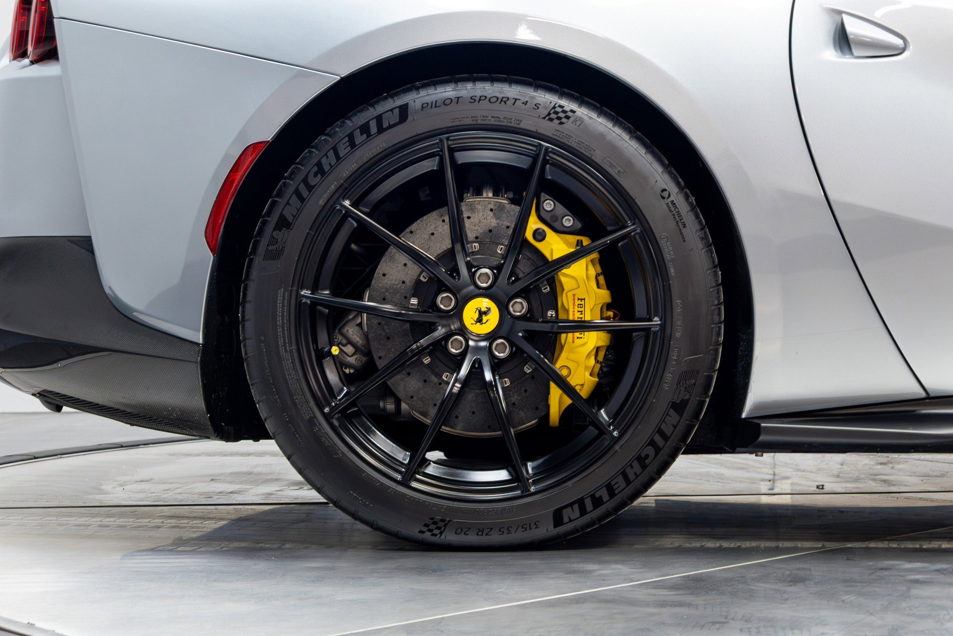 Used 2018 Ferrari 812 Superfast RWD image 21