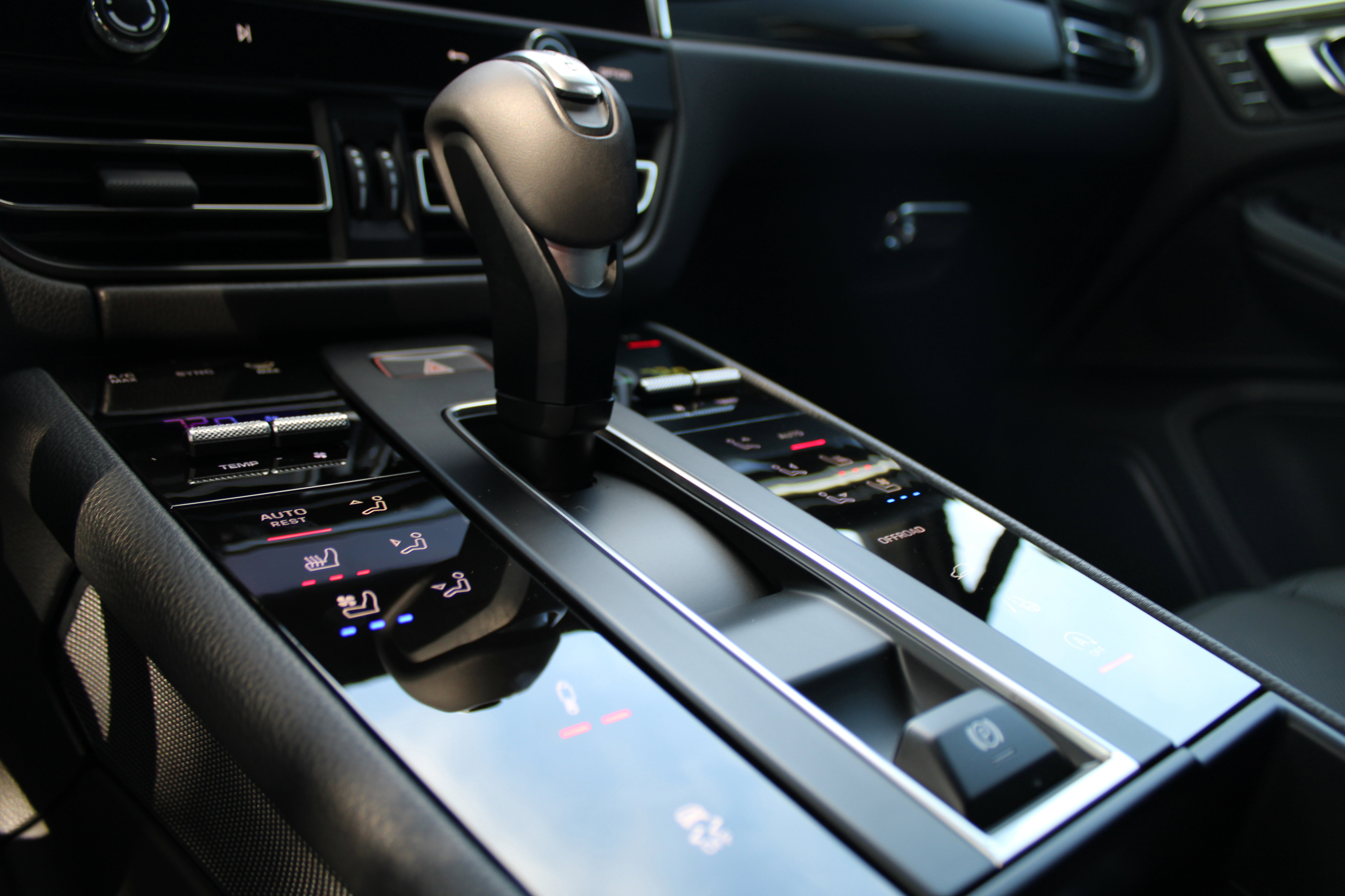 Certified 2025 Porsche Macan Turbo image 24