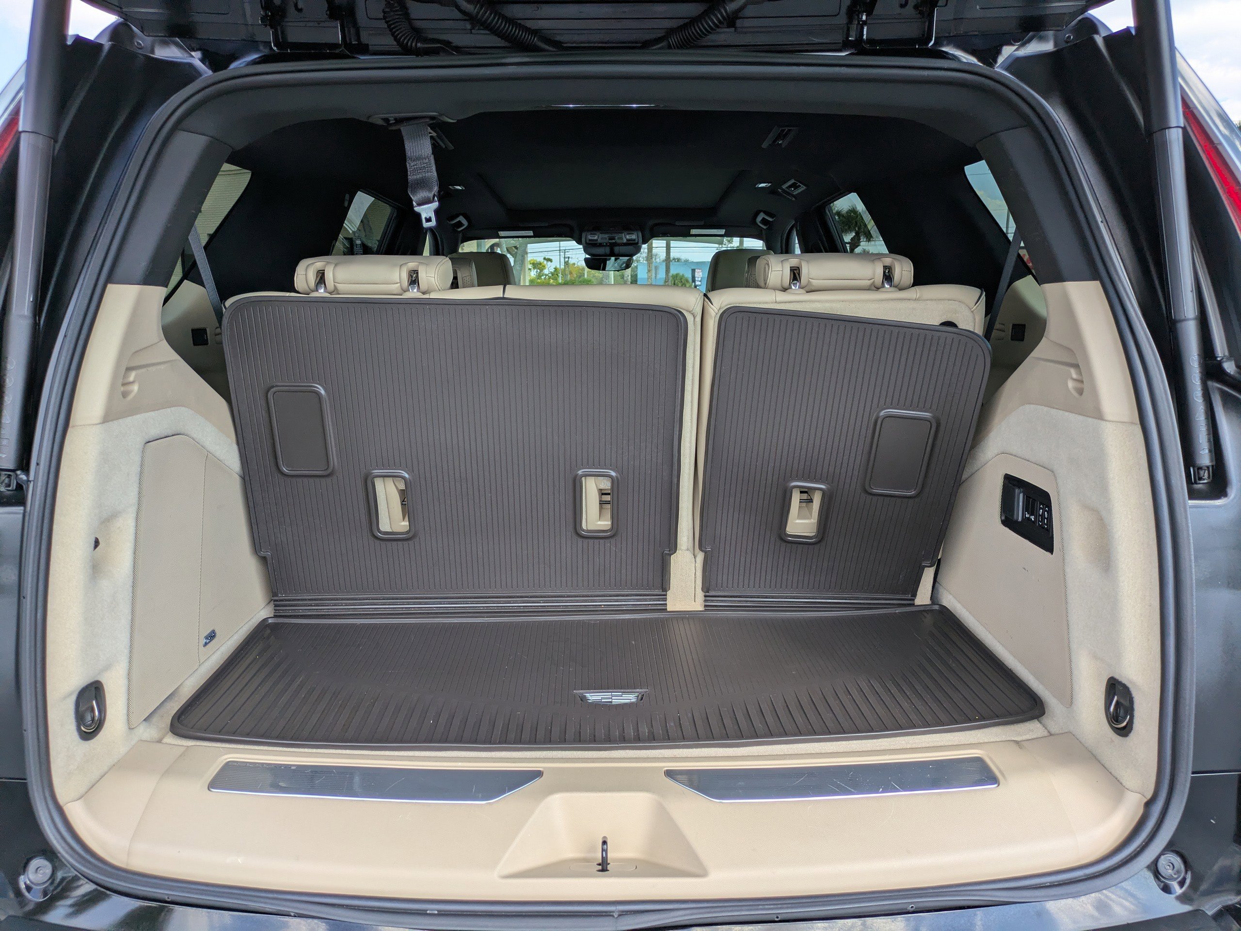 Certified 2023 Cadillac Escalade Premium Luxury image 11