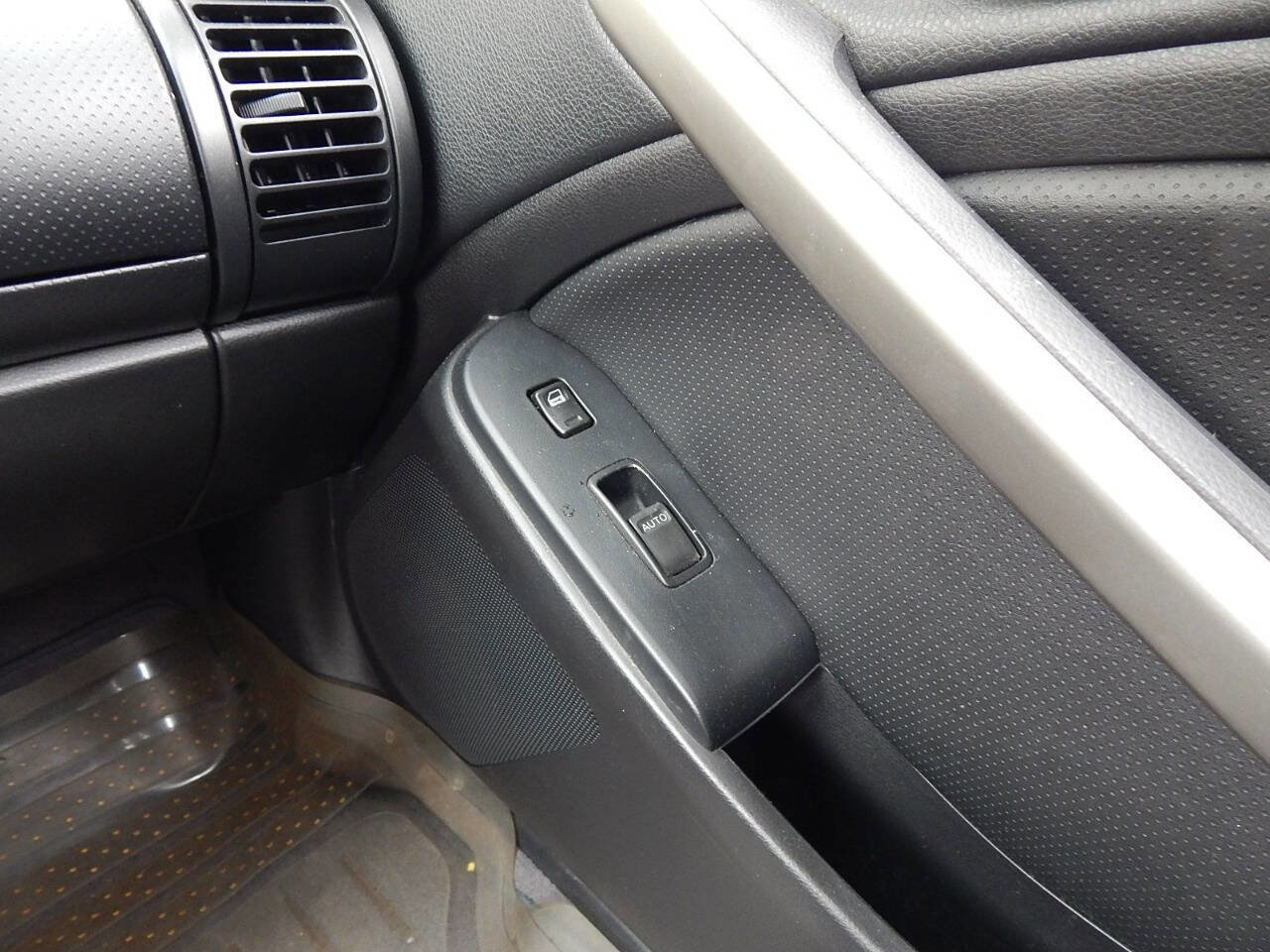 Used 2004 INFINITI G35 Sedan w/ Sport-Tuned Suspension Pkg image 24