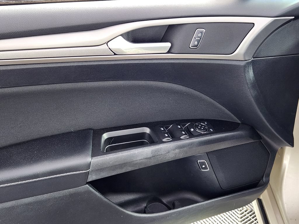 Used 2017 Ford Fusion SE FWD image 16
