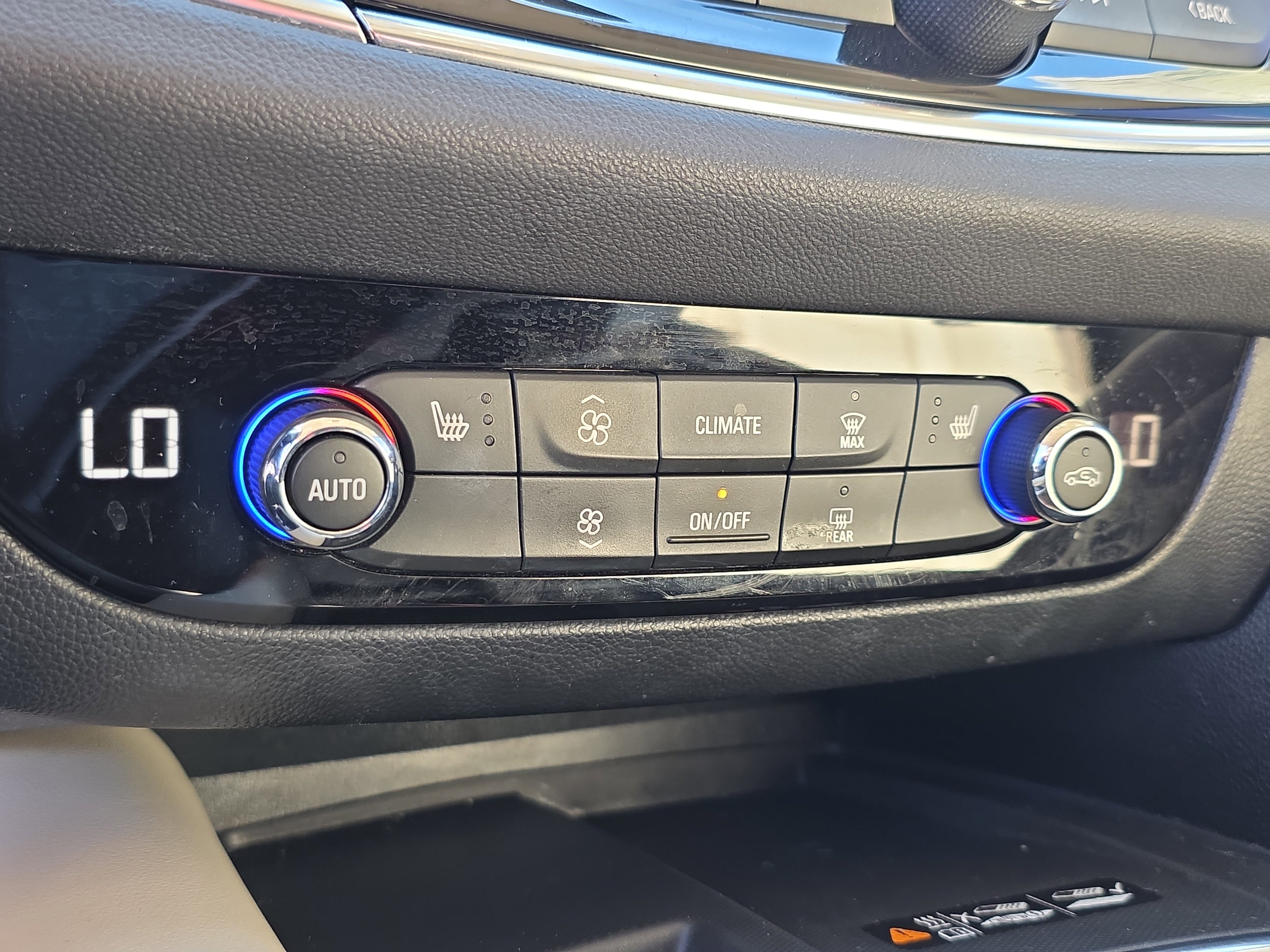 Used 2023 Buick Enclave Essence image 30