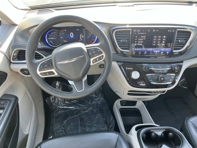Used 2024 Chrysler Pacifica Limited FWD image 16