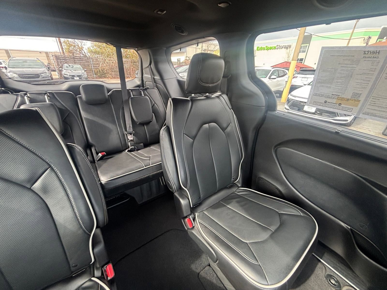 Used 2025 Chrysler Pacifica Limited image 42