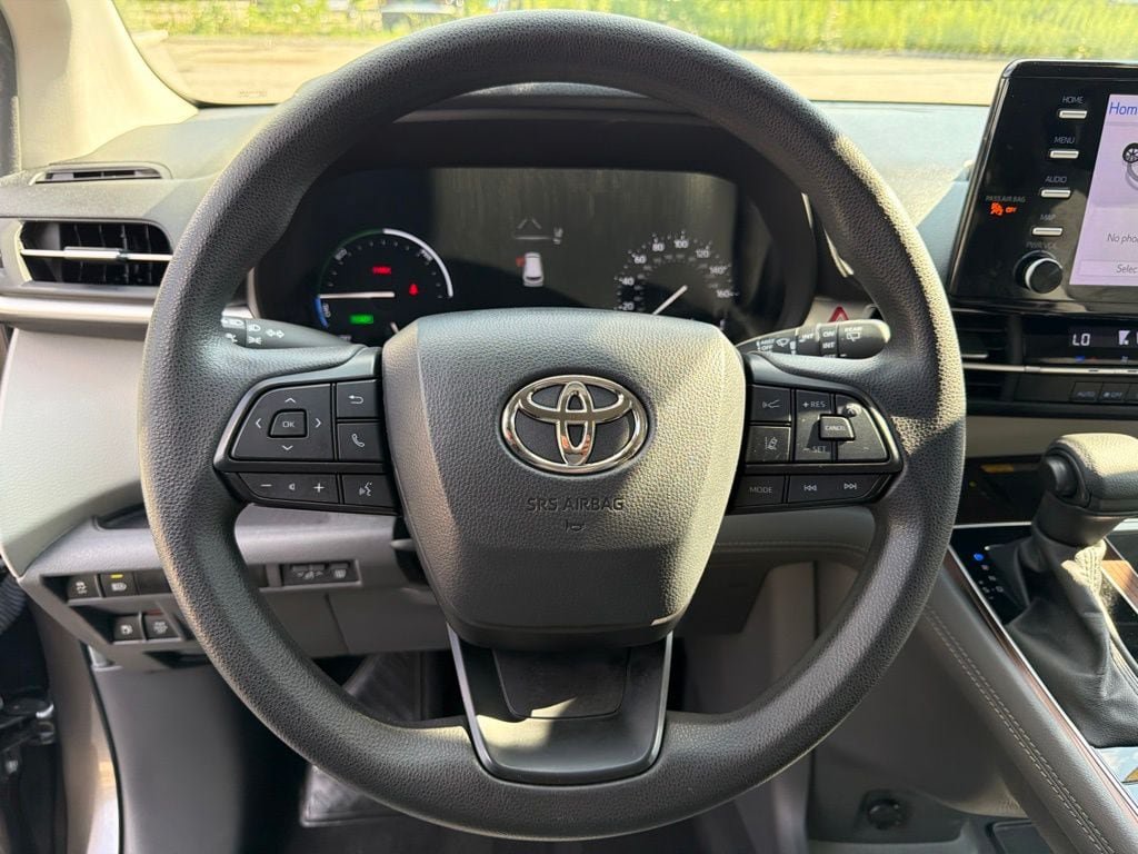 Used 2024 Toyota Sienna LE w/ LE Plus Package FWD image 16