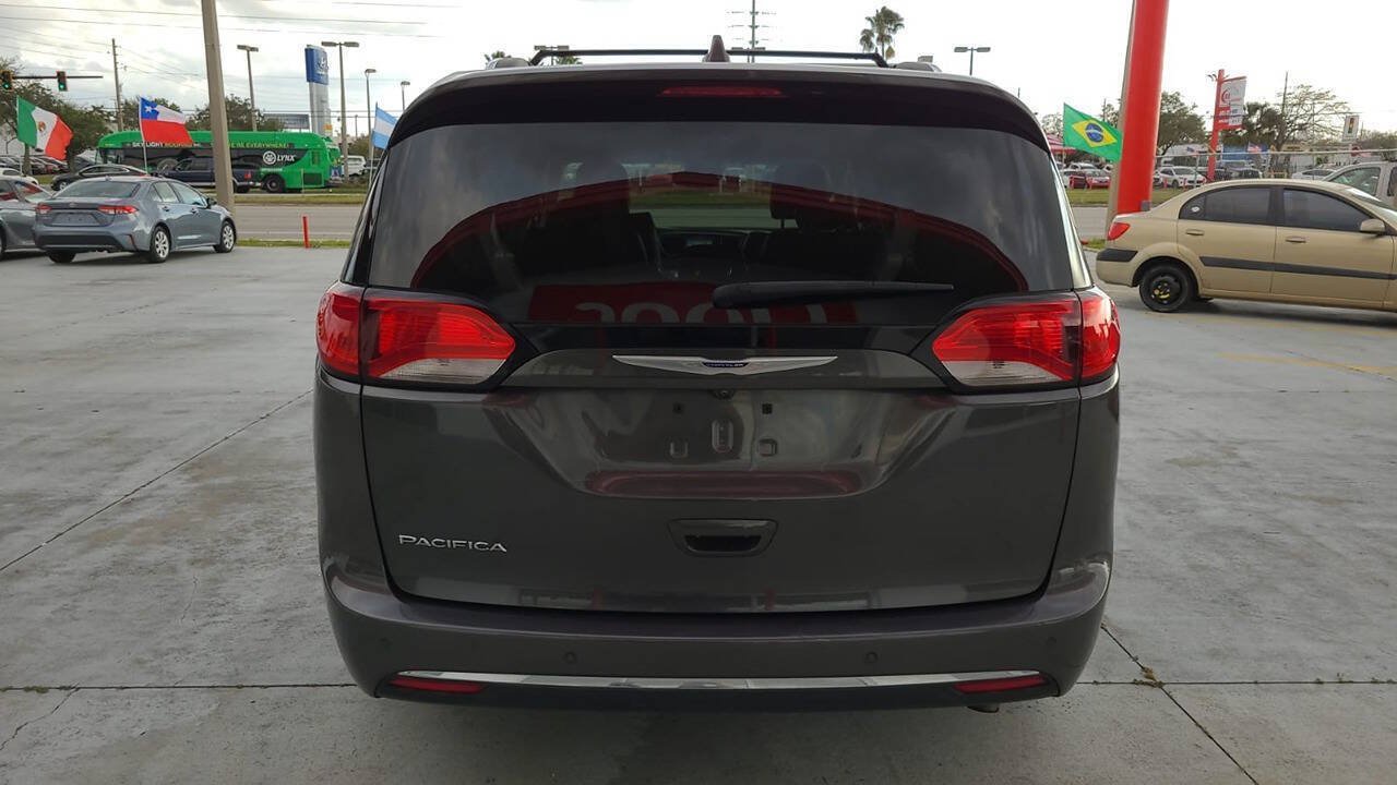 Used 2020 Chrysler Pacifica Touring-L w/ Advanced Safetytec Group FWD image 9