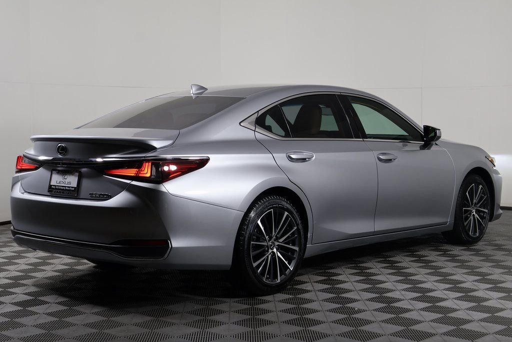 Used 2024 Lexus ES 300h w/ Premium Package image 4