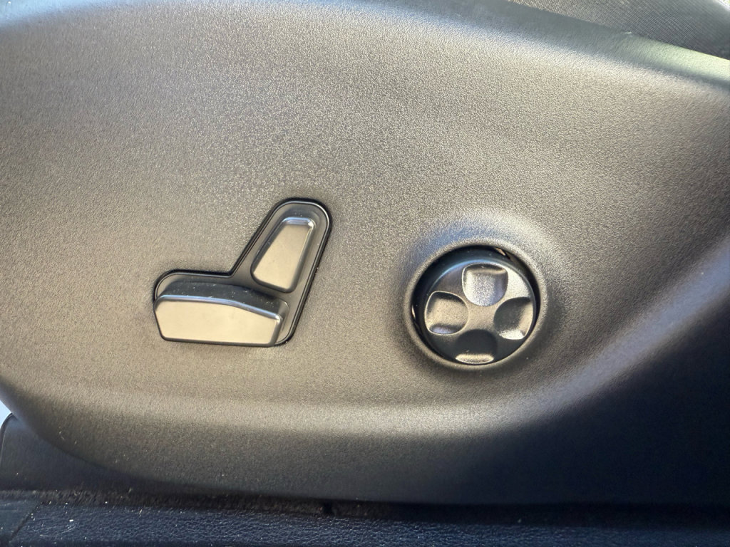 Used 2021 Jeep Cherokee Limited image 11