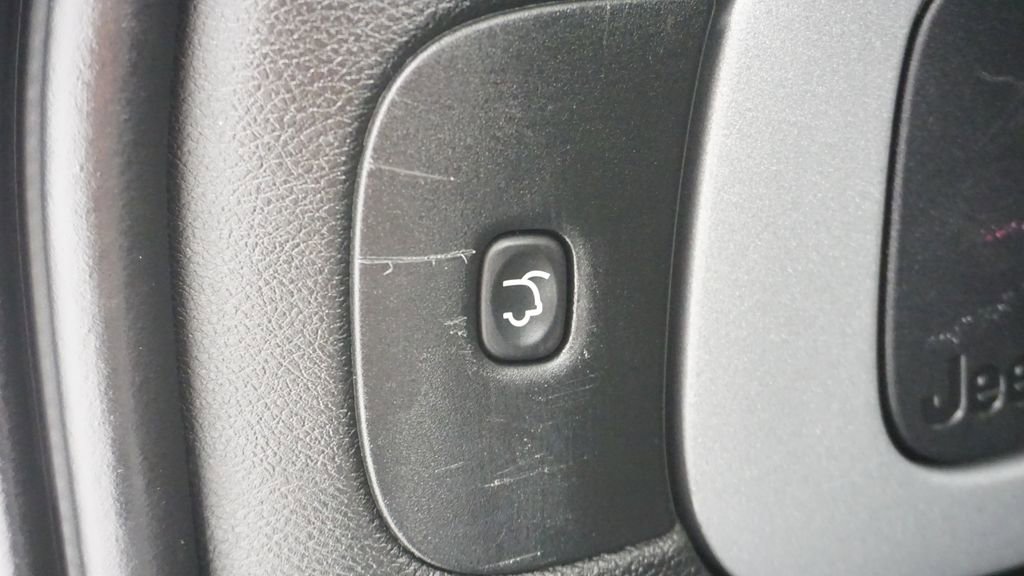 Used 2016 Jeep Cherokee Overland w/ Technology Group image 17