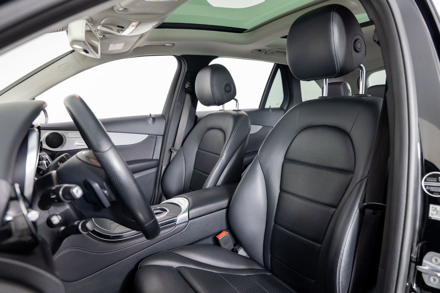 Used 2019 Mercedes-Benz GLC 300 4MATIC w/ Premium Package image 16