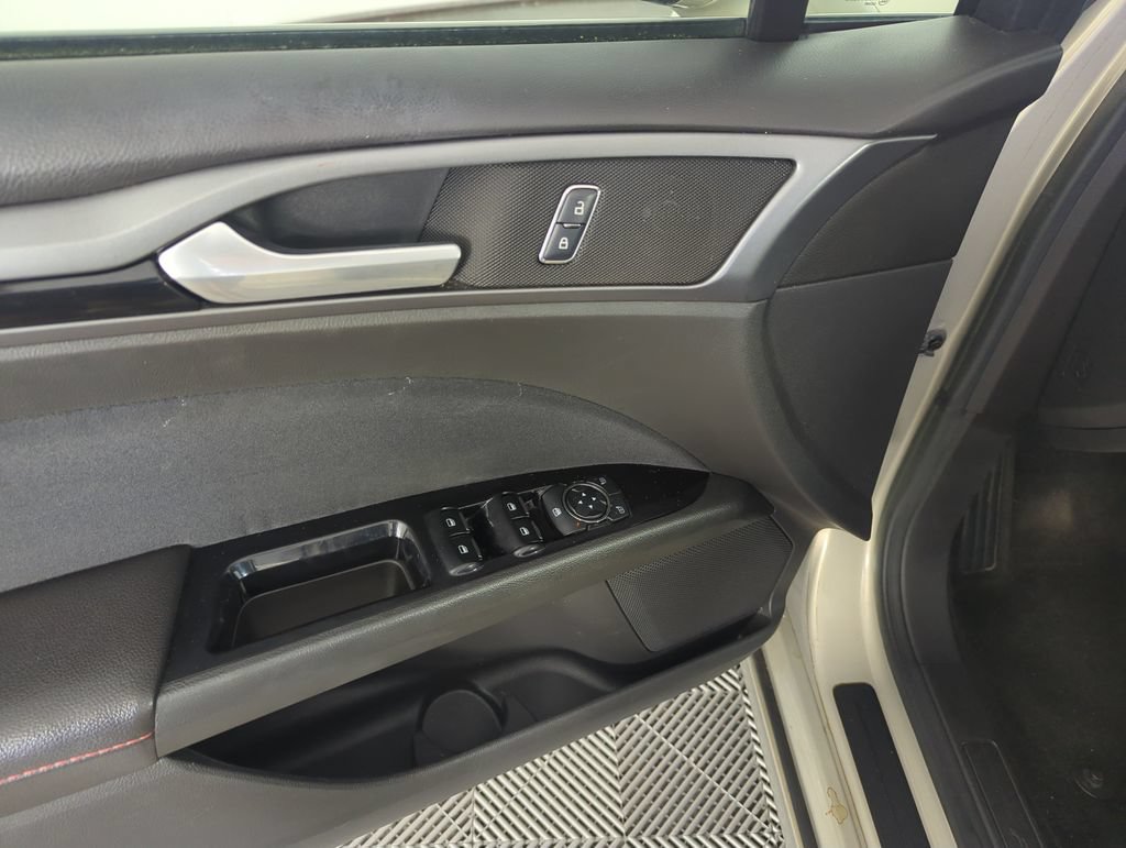 Used 2015 Ford Fusion SE w/ Equipment Group 201A FWD image 19