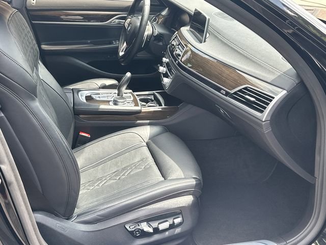 Used 2020 BMW 740i w/ Premium Package RWD image 13