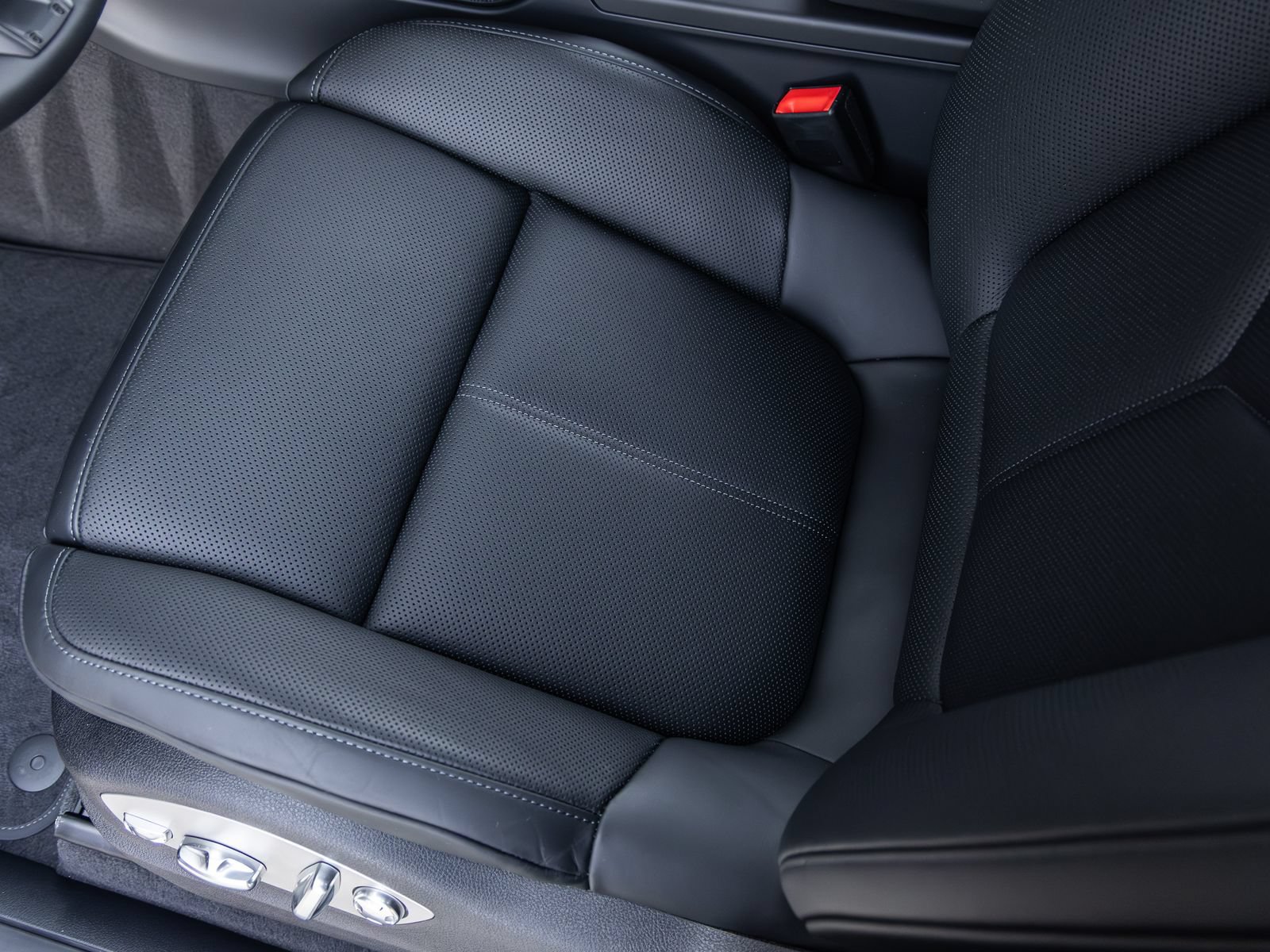 Certified 2026 Porsche Macan AWD/4WD image 25