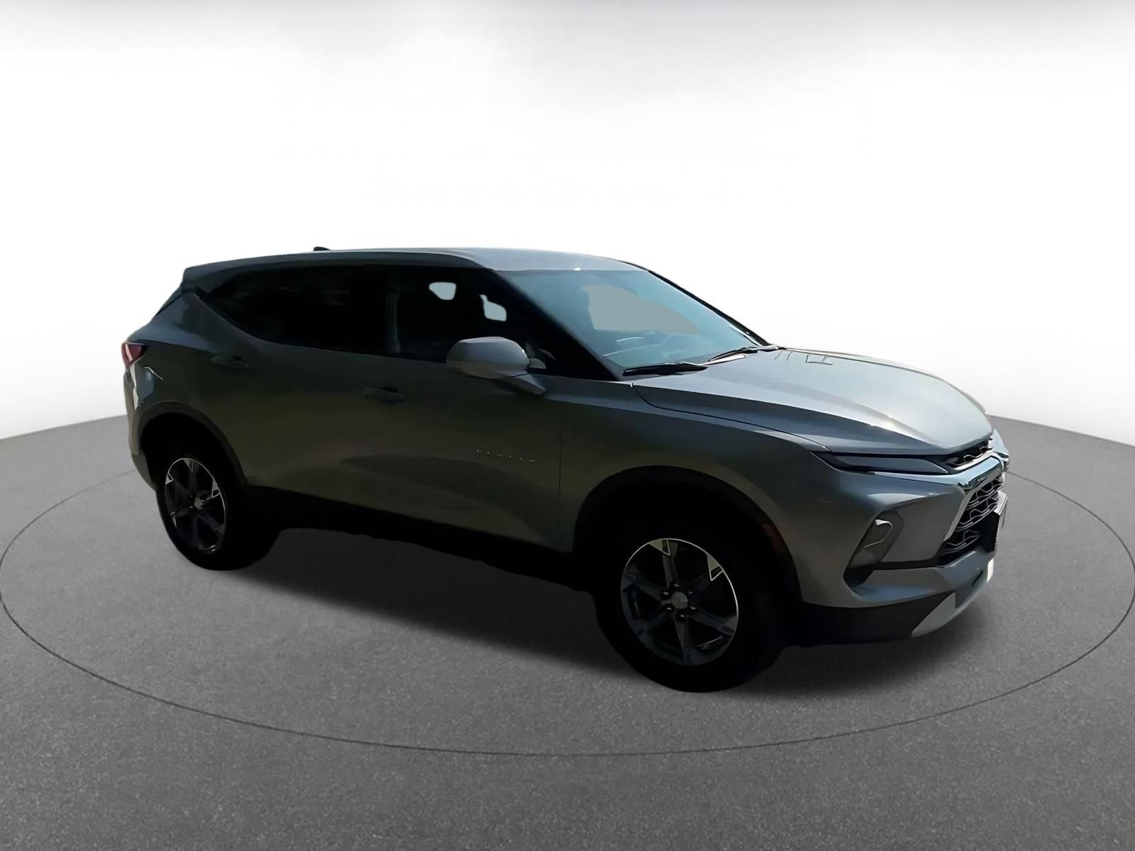 Used 2025 Chevrolet Blazer LT FWD image 2