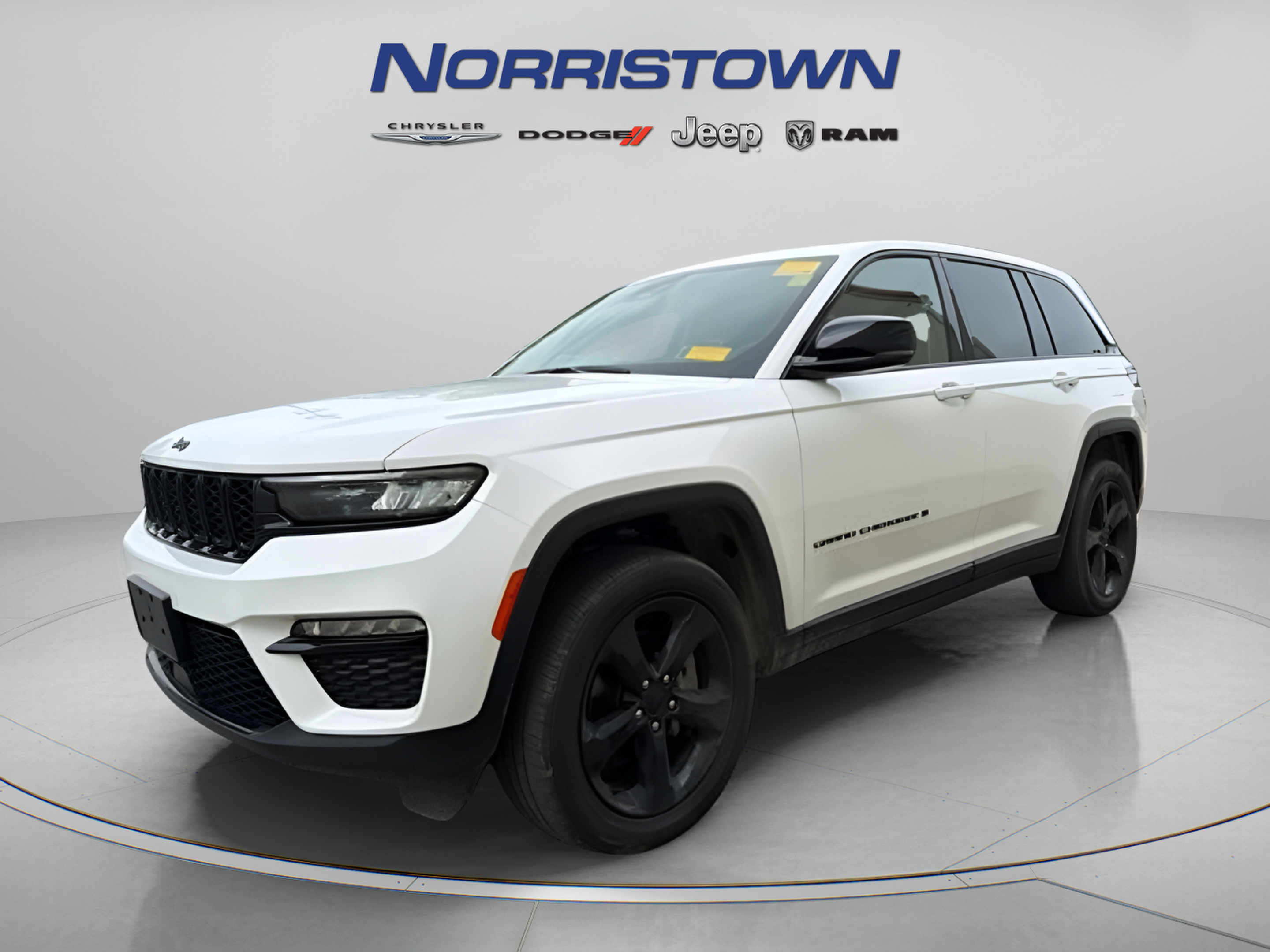 Used 2023 Jeep Grand Cherokee Limited w/ Black Appearance Package AWD/4WD image 3