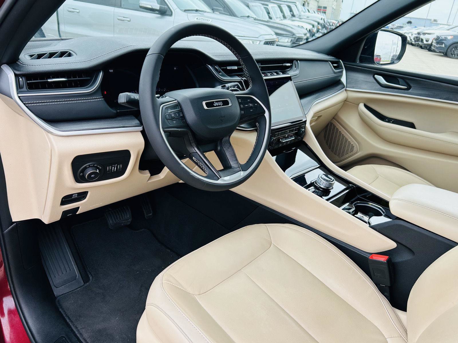 Used 2023 Jeep Grand Cherokee Limited AWD/4WD image 16