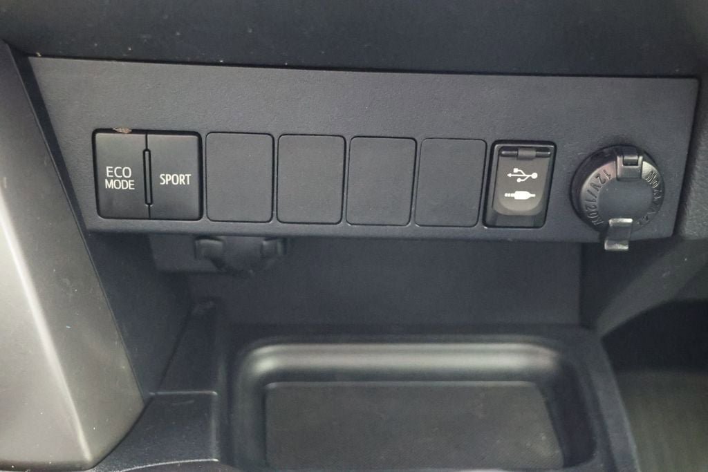 Used 2017 Toyota RAV4 XLE AWD/4WD image 25