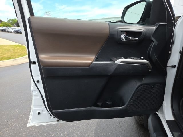 Used 2017 Toyota Tacoma Limited w/ Tow Package AWD/4WD image 10