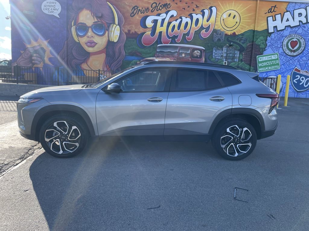 Used 2025 Chevrolet Trax RS w/ Sunroof Package image 2