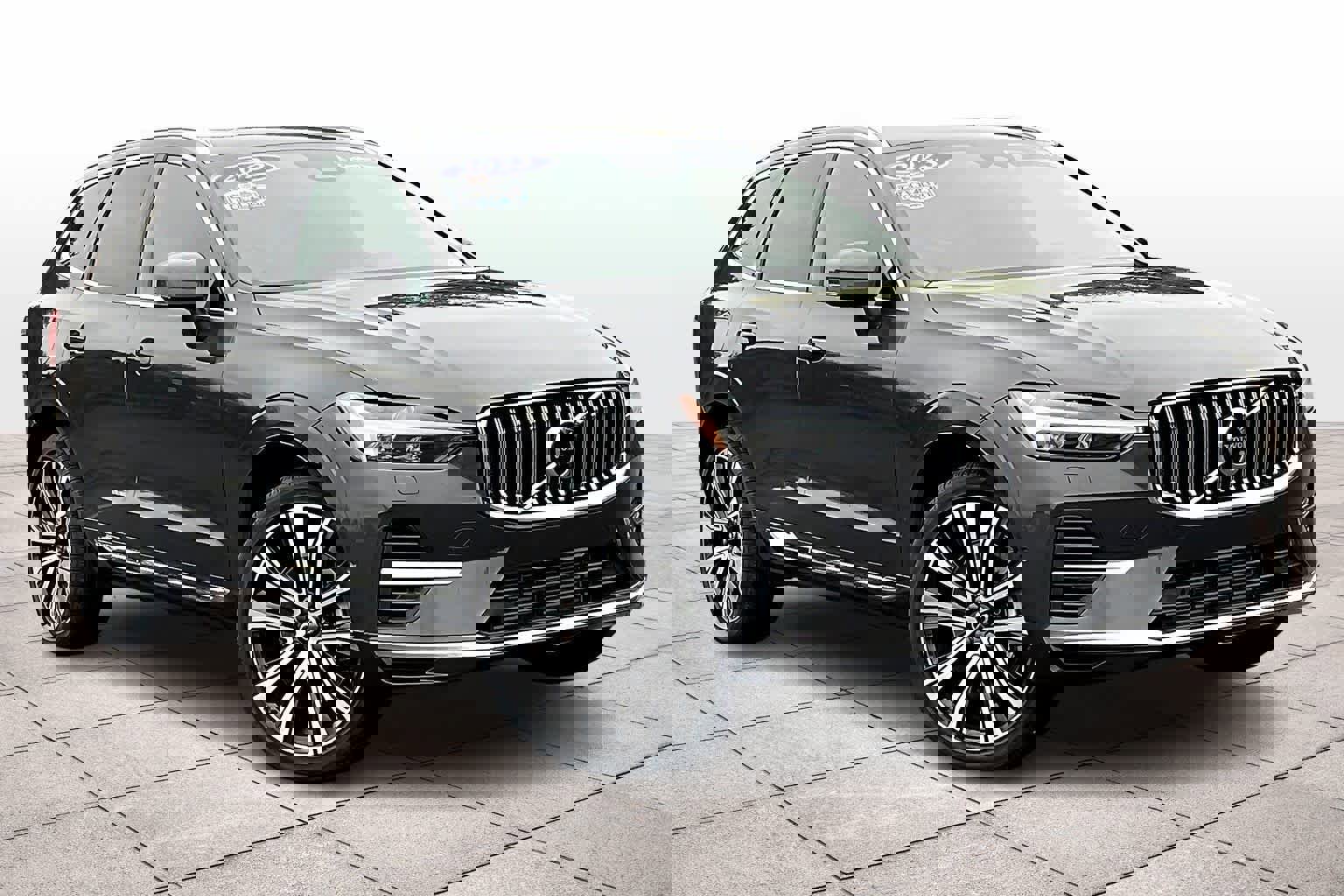 Used 2023 Volvo XC60 T8 Ultimate image 2